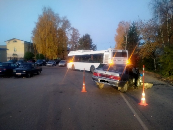 В Великом Новгороде в ДТП пострадал водитель автобуса