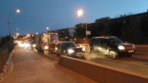 Из-за ДТП затруднено движение на мосту Александра Невского