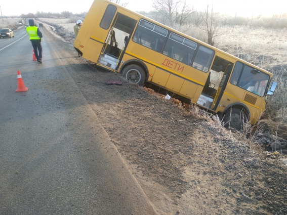 В Новгородском районе школьный автобус улетел в кювет, два человека пострадали