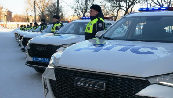 В Великом Новгороде сотрудники Госавтоинспекции получили ключи от новых патрульных автомобилей