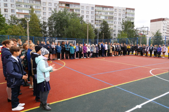 У школы №33 в Великом Новгороде появилась новая спортплощадка