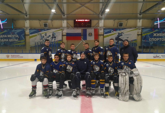 Новгородские хоккеисты завершили сезон с четырьмя серебряными медалями