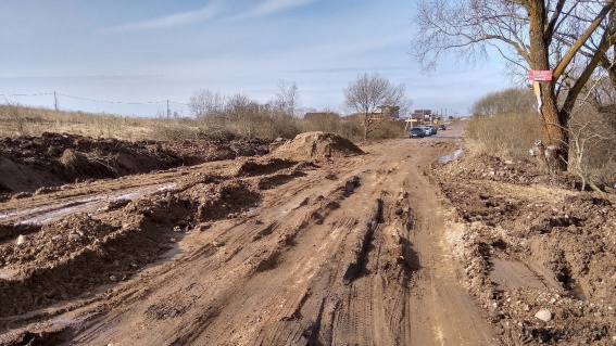 Разрушенный участок дороги у деревни Зарелье. 
