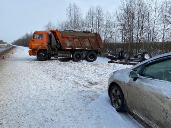 На автодороге Великий Новгород —Псков столкнулись КамАЗ и Toyota