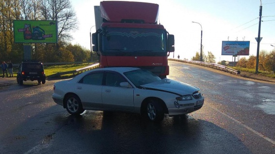В Старой Руссе водитель и пассажир Mazda пострадали после столкновения с фурой