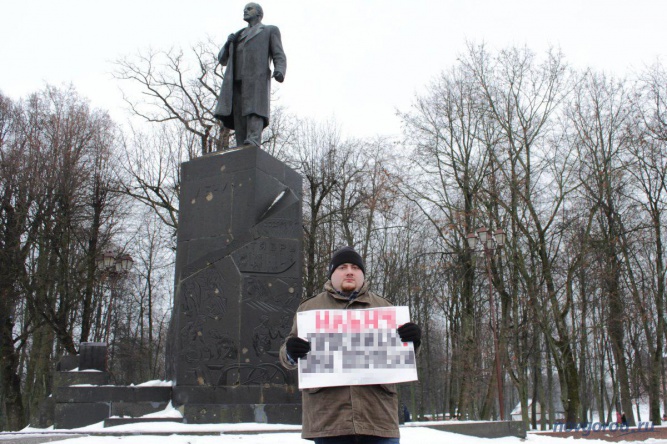 Кирилл Морозов на одиночном пикете против роста тарифов на коммунальные услуги в декабре 2017 года. © Фото из архива интернет-портала «Новгород.ру»
