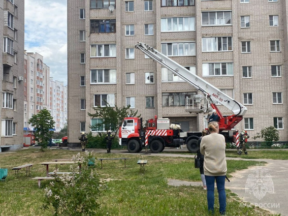 На пожаре в Великом Новгороде эвакуировали 15 человек