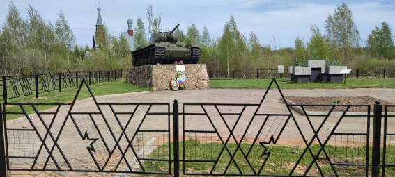 Осужденные изготовили новую ограду для памятного танка в Парфино