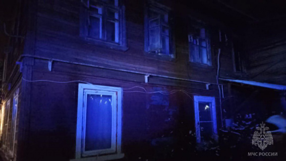 На пожаре в многоквартирном доме в Окуловке спасли женщину