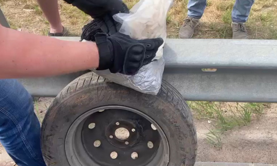 На трассе М11 в Новгородской области задержали мужчину с двумя килограммами наркотиков