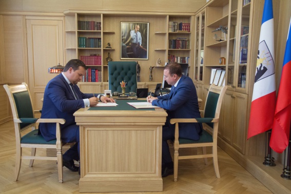 Соглашение подписали губернатор Новгородской области Андрей Никитин и председатель Северо-Западного банка ПАО Сбербанк Виктор Вентимилла Алонсо. 