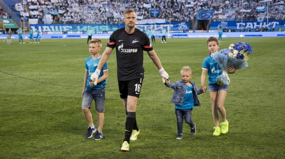 Вячеслав Малафеев во время прощального матча (2016 год). © fc-zenit.ru