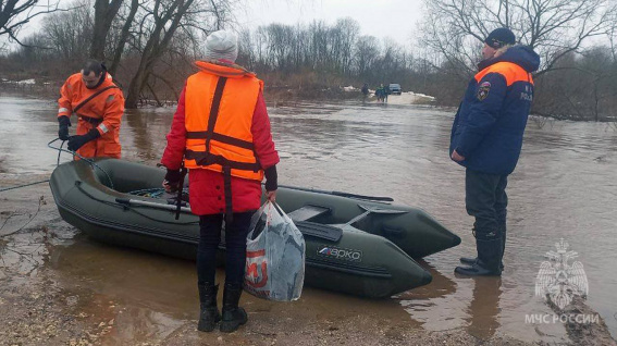 Жители деревни Бычково Старорусского района оказались отрезаны паводком
