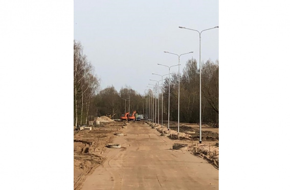 На строящемся участке улицы Королёва в Великом Новгороде установили опоры освещения