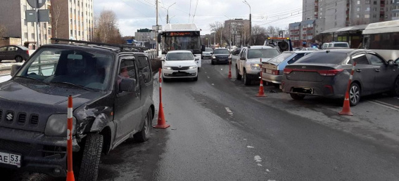 В Великом Новгороде в столкновении пяти автомобилей пострадал один человек
