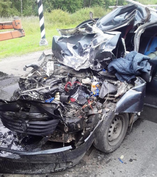 В ДТП с Renault Logan и КамАЗом погиб мужчина и пострадал дорожный рабочий