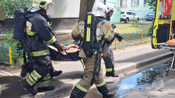На пожаре в Великом Новгороде спасли мужчину, ещё 25 человек пришлось эвакуировать