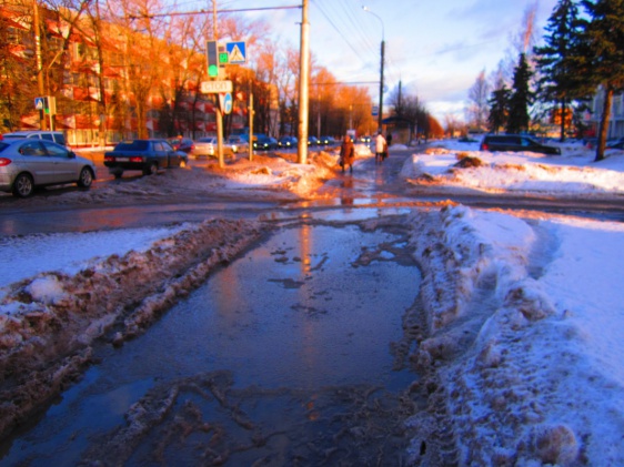 Тротуар на улице Б. Санкт-Петербургская. © Фото Георгия Филиппова