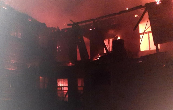 В Окуловке всю ночь горело здание бывшей пожарной части