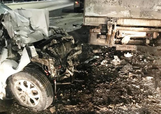 В Чудовском районе на М10 легковой автомобиль врезался в грузовик, стоявший на обочине