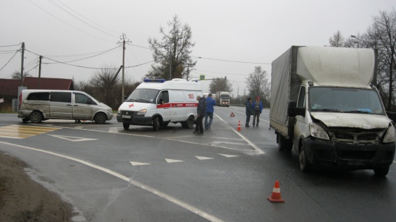 В Чудовском районе в лобовом столкновении двух фургонов пострадали две женщины