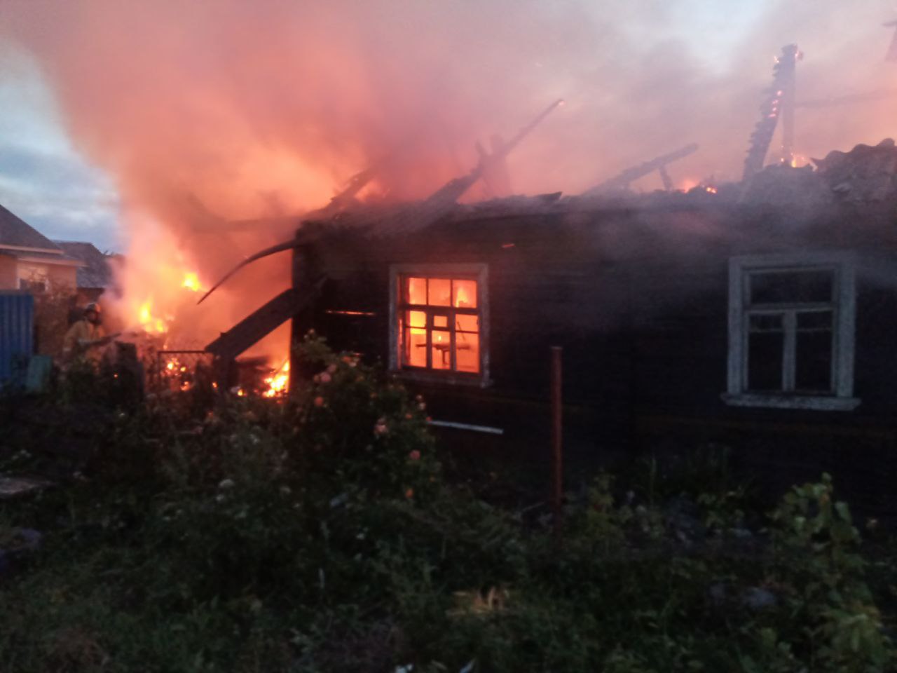 Пожар в новгородской области. Дом горит. Пожары. Пожар фото. Дом после пожара.
