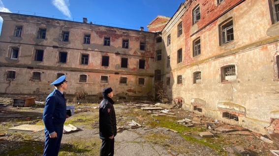 В Старой Руссе из-за пожаров к зданиям тюрьмы XIX века ограничат доступ