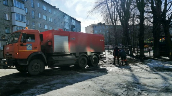 В Великом Новгороде вручную убирают лужи