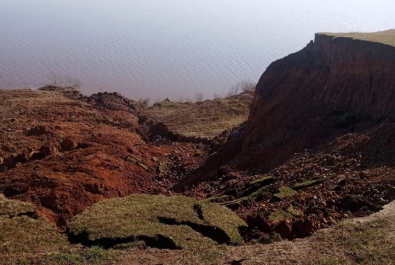В Шимском районе у деревни Коростынь обрушился берег