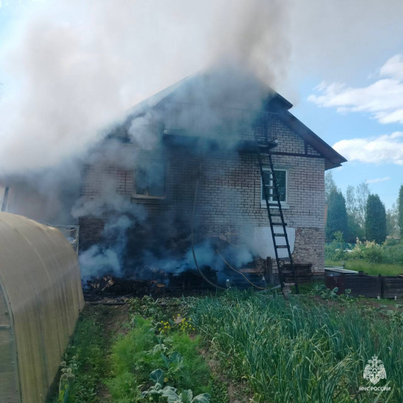 В Старорусском районе на пожаре пострадал человек