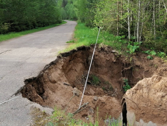В Боровичском районе восстановили дорогу после сильного размыва