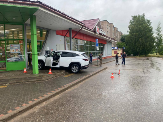 В Боровичах женщина на иномарке сбила пешехода и врезалась в здание магазина