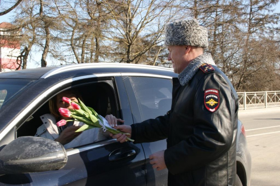В Великом Новгороде автоинспекторы поздравили женщин с 8 Марта