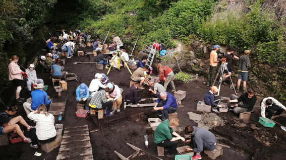 Более 600 средневековых предметов собрали участники летней полевой школы на Троицком раскопе