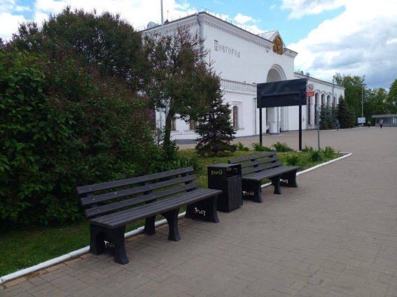 На вокзалах в Новгородской области установили скамейки из переработанного пластика
