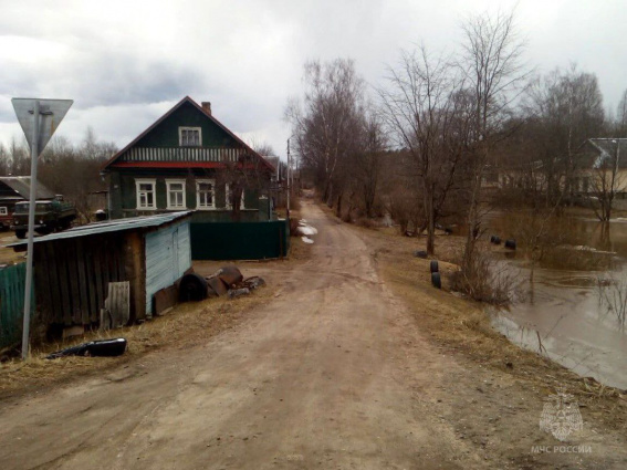 В Новгородской области за сутки вода ушла с 13 участков и двух дорог