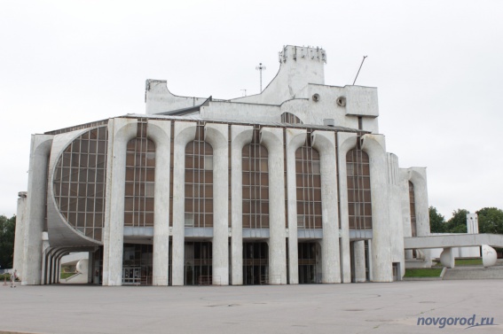 У театра драмы в Великом Новгороде планируют снова возвести стелу