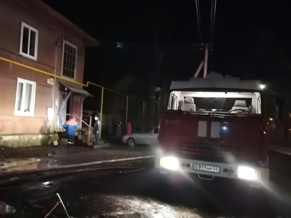 В Боровичах из-за пожара в многоквартирном доме пришлось эвакуировать десять человек