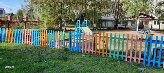 В Валдае осужденные сделали косметический ремонт на площадке детского сада