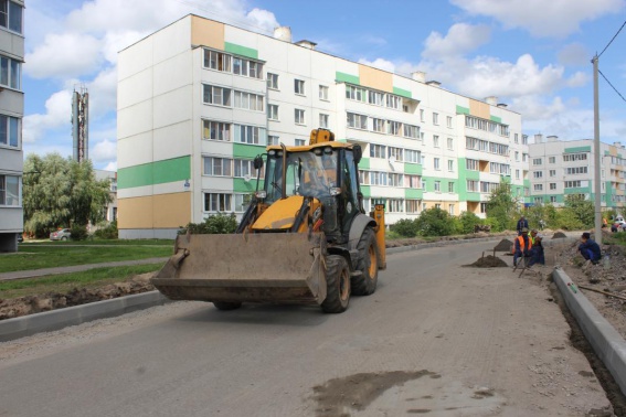 На Славянской улице монтируют новые бордюры и готовят основание для тротуаров