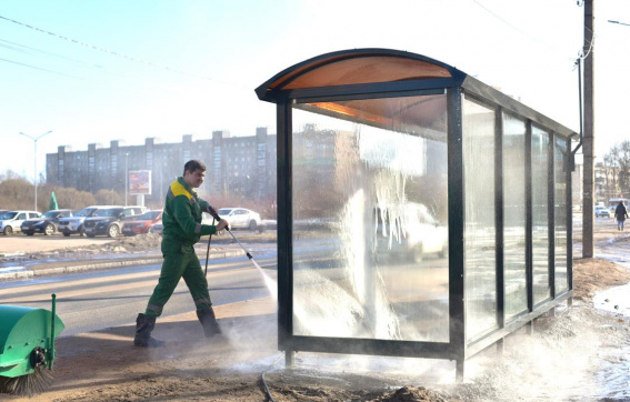 В Великом Новгороде начали мыть остановки