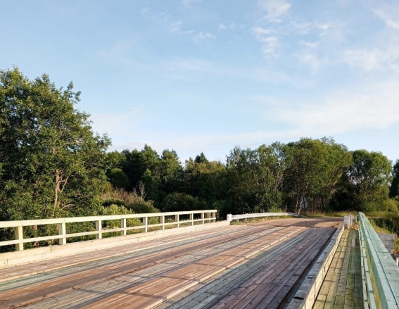 В Хвойнинском округе отремонтировали мост через реку Кушавера