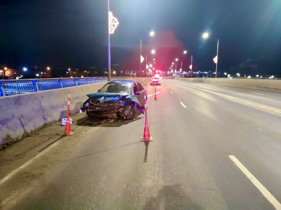 Ночью на Колмовском мосту водитель пострадал в ДТП