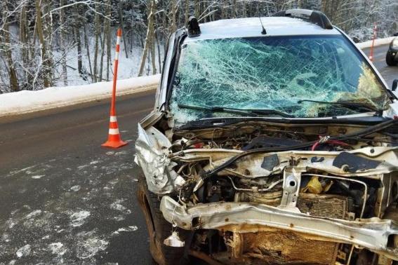 В Маловишерском районе три человека пострадали в ДТП: один из водителей выехал на встречную полосу