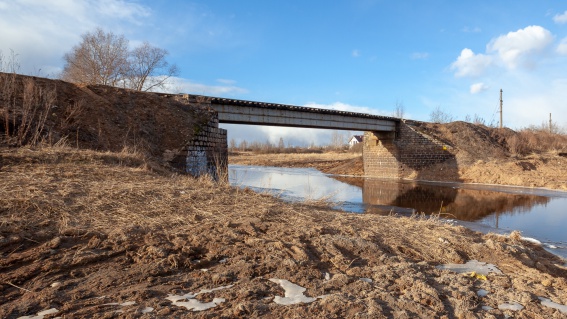 Устои мостов — всё, что осталось от железной дороги Новгород — Шимск — Старая Русса. 