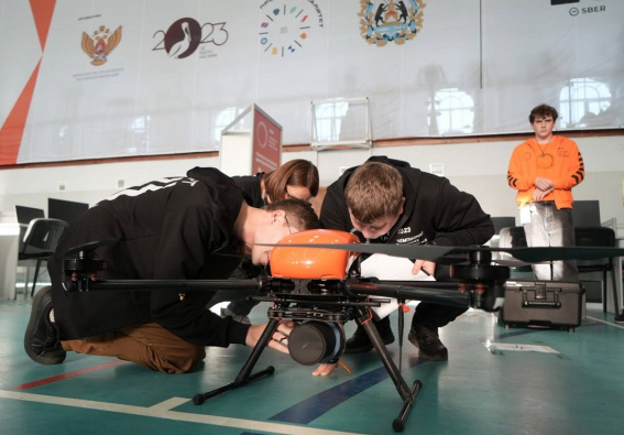 Новгородских школьников будут учить управлять беспилотниками