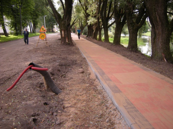 Жители Старой Руссы отмечают некачественное выполнение работ по созданию пешеходного маршрута