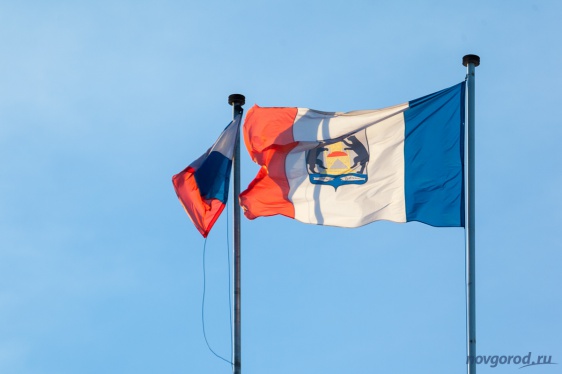 Флаги на здании правительства Новгородской области. 