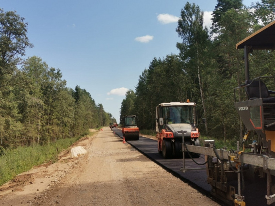 На дороге Валдай — Демянск уложили нижний слой асфальтобетонного покрытия