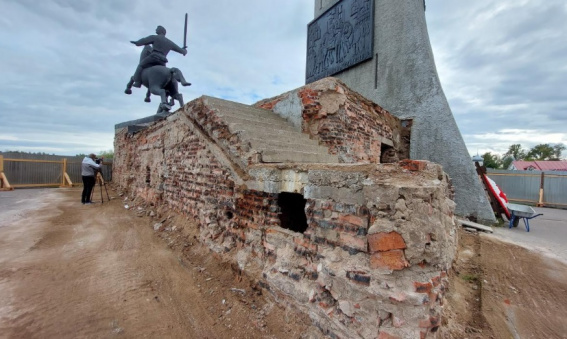 Подрядчик демонтирует облицовку монумента Победы в Великом Новгороде